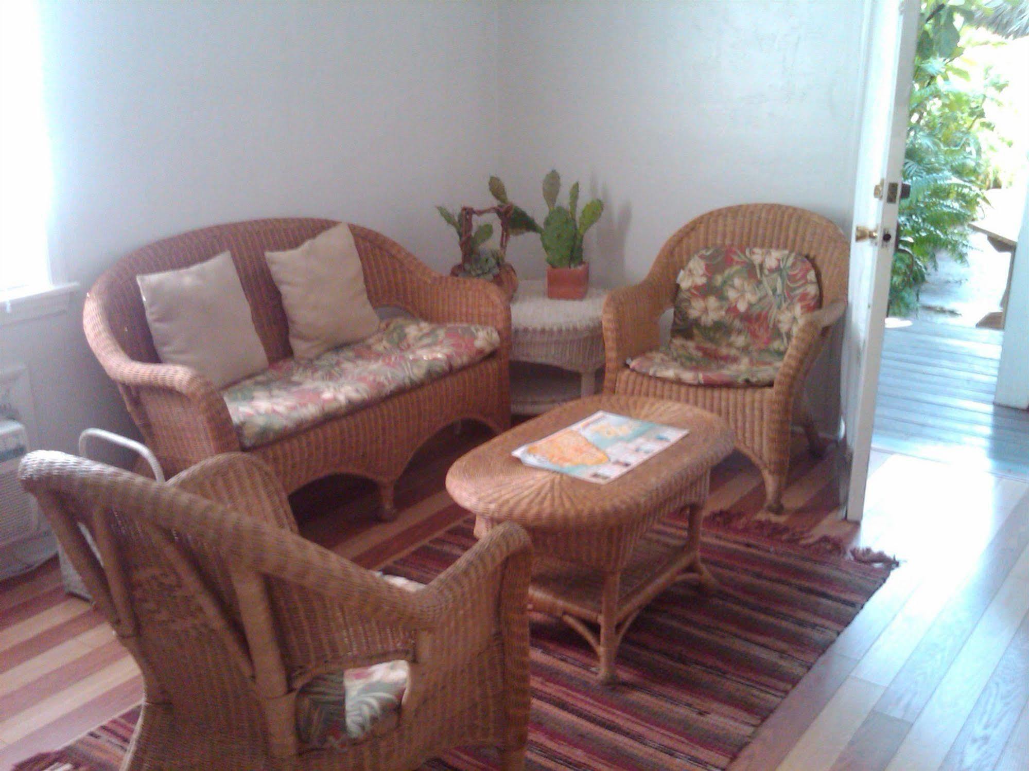 SMALLEST BAR INN KEY WEST BOOK 2STAR IN DUVAL